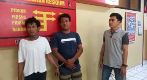 Dua orang ini ditangkap polisi karena mencuri bak tutup besi milik Dinas Pemprov Sumsel