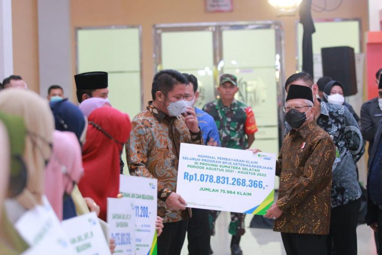 Wakil Presiden RI Ma’ruf Amin didampingi oleh Deputi Direktur BPJS Ketenagakerjaan (BPJAMSOSTEK) Wilayah Sumbagsel Eko Purnomo secara simbolis menyerahkan santunan senilai Rp1,1 triliun kepada Gubernur Sumatra Selatan Herman Deru.