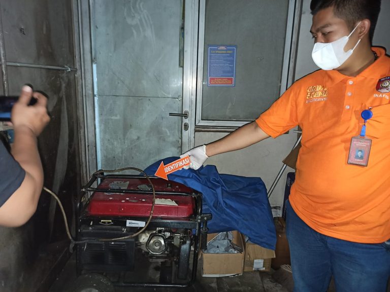 Polisi saat mengidentifikasi jenset diduga penyebab meninggalnya karyawan Indomaret