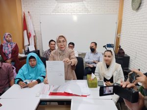 Pengacara Titis Rachmawati SH menggelar jumpa pers terkait perkembangan kasus Wali Santri di Jalan A Rivai Selasa (6/9/22)