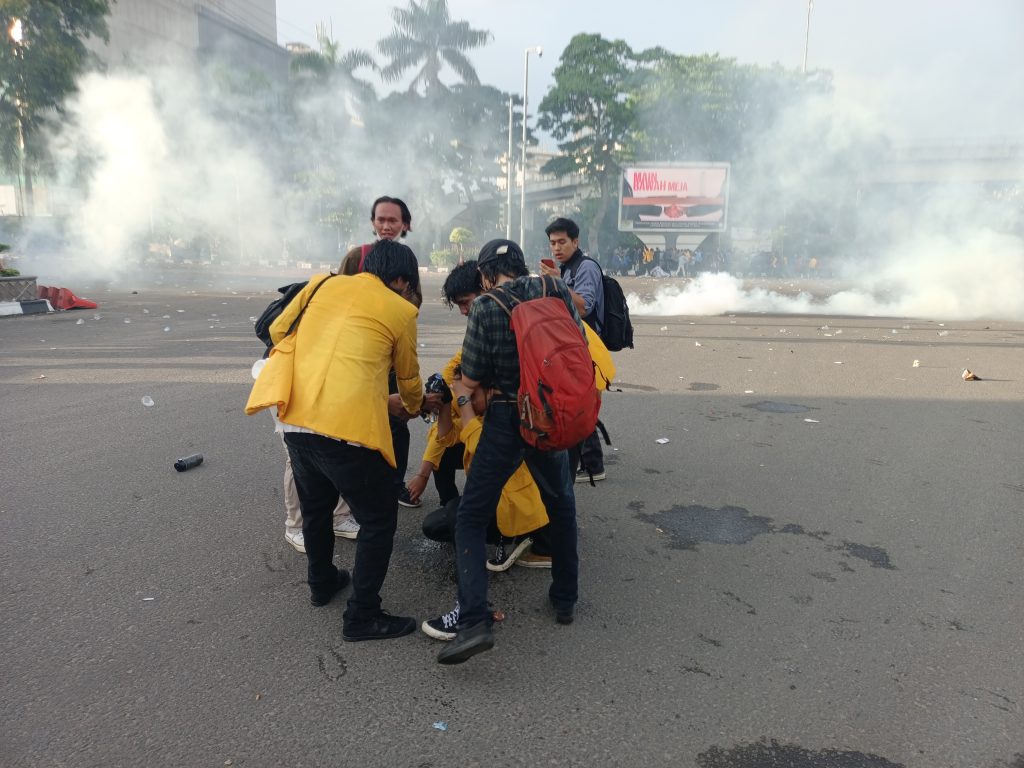 Massa Mahasiswa bubar lokasi sepi dan terlihat mahasiswa terkena gas air mata