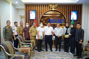 Gubernur Sumsel Herman Deru saat menerima audiensi Komunitas Musi Runner sekaligus panitia kegiatan Musi Run 2022, di ruang tamunya Selasa (13/9/22)