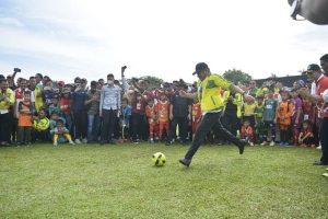 Buka Festival Sepakbola Usia Dini Gubernur Sumsel Herman Deru lesatkan bola shooting ke gawang