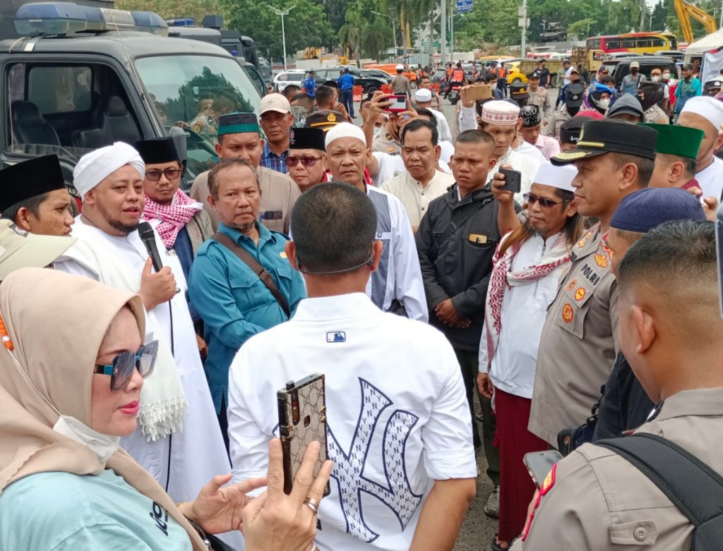 Kapolrestabes Palembang, Kombes. Pol. Mokhamad Ngajib saat melakukan pendekatan secara persuasif untuk membubarkan massa