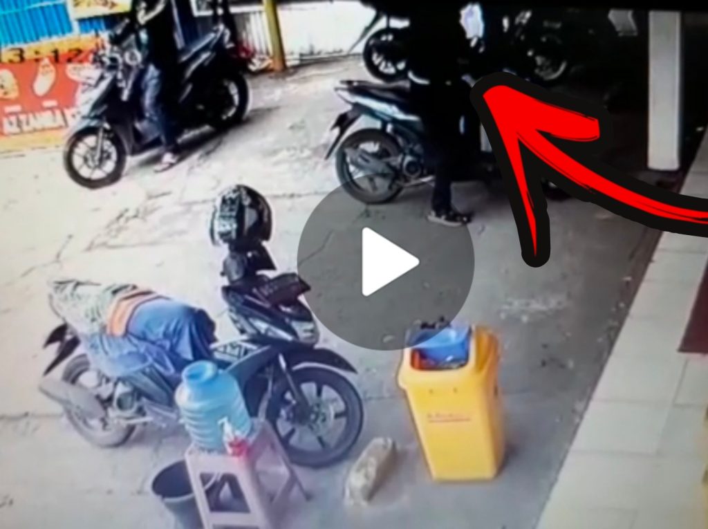 Aksi curanmor terjadi di Jalan Letkol Iskandar, tepatnya di area parkir Alfamart, Kecamatan Bukit Kecil Palembang,