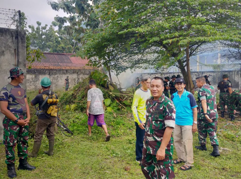 Kasiter Rem 044/Gapo Kolonel INF Debok Sumantoko saat memimpin giat Karya Bhakti di Gereja Santa Maria Rosalio Jalan Tembok Baru