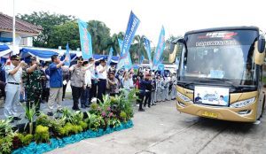 Herman Deru, saat melepas ratusan pemudik yang menggunakan fasilitas mudik gratis di Terminal Alang-Alang Lebar Palembang, Rabu (19/4/2023).