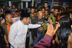 Gubernur Sumsel H Herman Deru merespon cepat setelah mendengar kabar terjadinya musibah kebakaran yang terjadi di Depaten Lama Kelurahan 27 Ilir Kecamatan Ilir Barat II Palembang, Jumat (14/4) malam.
