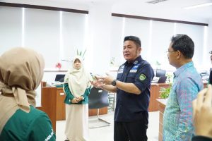 Gubernur Sumatera Selatan, H. Herman Deru (HD) didampingi Kepala BPS Prov. Sumsel, Dr. Ir. Zulkipli, M.Si meninjau secara langsung pelayanan publik di Kantor BPS Sumsel bertempat di Kantor BPS Sumsel, Selasa, (18/4/2023)