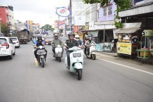 Menjelang berbuka puasa, Sabtu (8/4) sore. Gubernur Sumsel H Herman Deru Ngabuburide Keliling Kota Palembang bersama dengan komunitas vespa