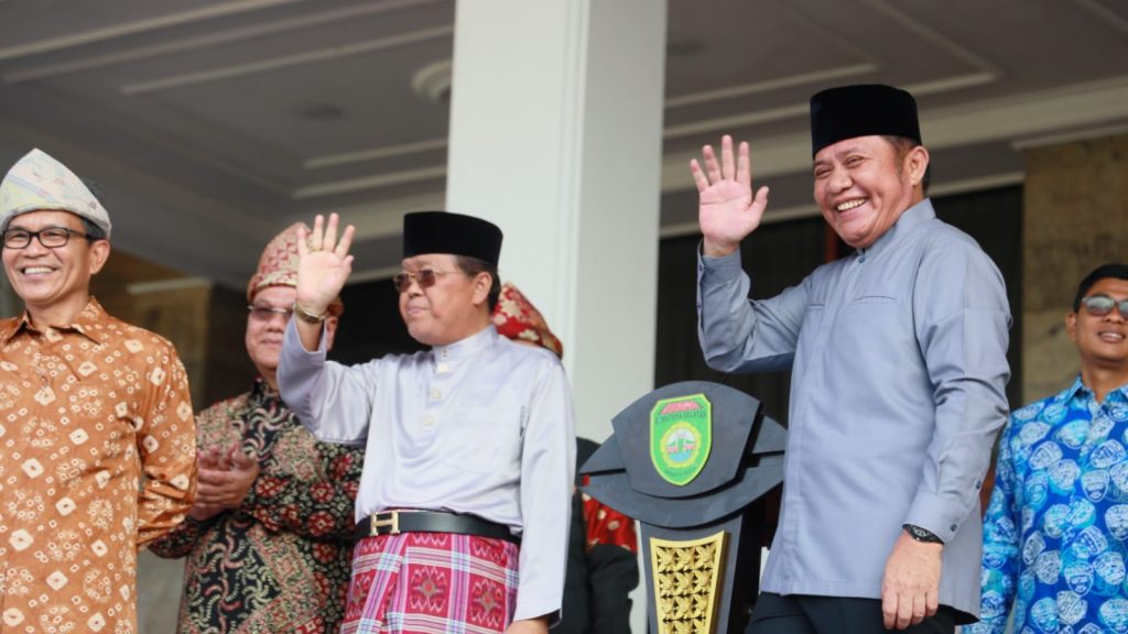 H. Herman Deru melepas iring-iringan karnaval tersebut di halaman Griya Agung pada Minggu (21/5) pagi.
