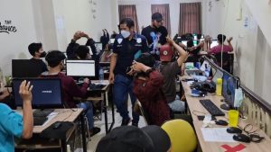 Ditreskrimsus Polda Metro Jaya berhasil menangkap 11 karyawan pinjaman online (pinjol) ilegal yang diduga melakukan ancaman saat menagih para peminjam. (Foto: CNN Indonesia)