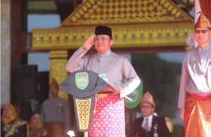 Herman Deru menjadi Inspektur Upacara (Irup) Hardiknas yang digelar di Halaman Rumah Dinas Gubernur Sumsel, Griya Agung, Selasa (2/5) pagi.