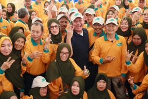 Gubernur Sumsel Herman Deru berswafoto bersama alumni Alumni SMA Negeri 3 Palembang Angkatan Tahun 1985 (Delamo) di Kebun Gede, Kecamatan Ilir Barat (IB) I Palembang (Dok. Humas Pemprov Sumsel)