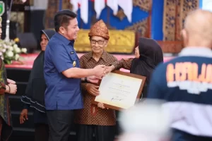 Gubernur Sumsel Herman Deru saat memberikan piagam di peringatan Hari Lanjut Usia Nasional (HLUN) ke-27 di Griya Agung (Dok. Humas Pemprov Sumsel)