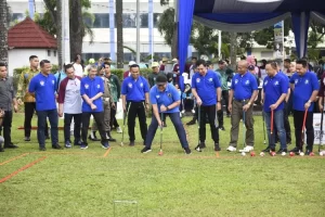 Gubernur Sumsel Herman Deru saat mencoba olahraga Gateball pada Kejuaraan Gateball Gubernur Cup (Dok. Humas Pemprov Sumsel)