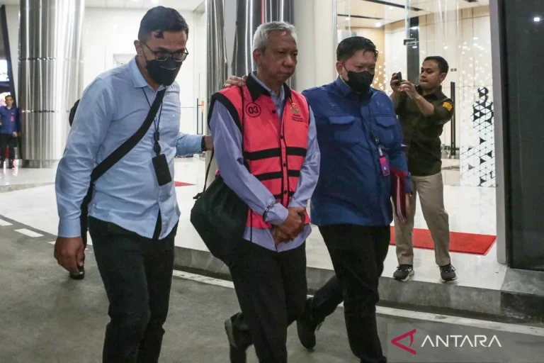 Kejagung-tahan-tersangka-kasus-korupsi-minyak-mentah-100725-Ada-3