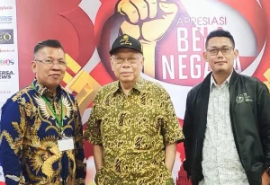 Dari sisi kiri pembaca : Wilson Lumi, Ketua Umum Forum Pimred Multimedia Indonesia (Pusat), Prof. Dr. Bagir Manan, S.H., M.C.L., Penasehat Forum Pimred Multimedia Indonesia (Pusat), Heru Siswanto, Ketua Forum Pimred Multimedia Indonesia Provinsi Sumatera Selatan, sesaat usai Upacara pelantikan Heru Siswanto Sebagai Ketua Forum Pimred Multimedia Indonesia Provinsi Sumatera Selatan, di Ruang Delegasi Lt 2 Nusantara 5, Gedung DPR/MPR RI Senayan, Jakarta, pada Selasa (19/12/2023).