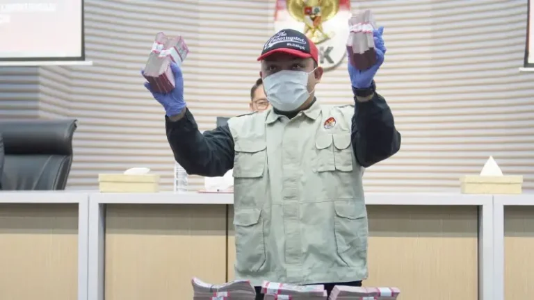 KPK-Tangkap-Tangan-Tersangka-Penerimaan-Hadiah-atau-Janji-Pengurusan-Sengketa-Lahan-di-PN-Depok-image_large